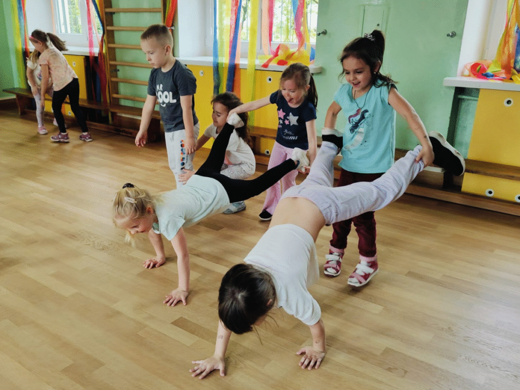 dzieci podczas zajęć tanecznych w przedszkolu