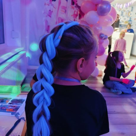 fryzura Rumi podczas urodzin dla dziewczynek w Łodzi