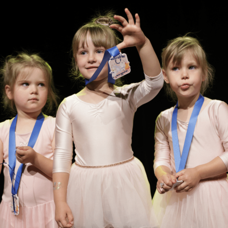 pokaz grup tanecznych dziewczynka